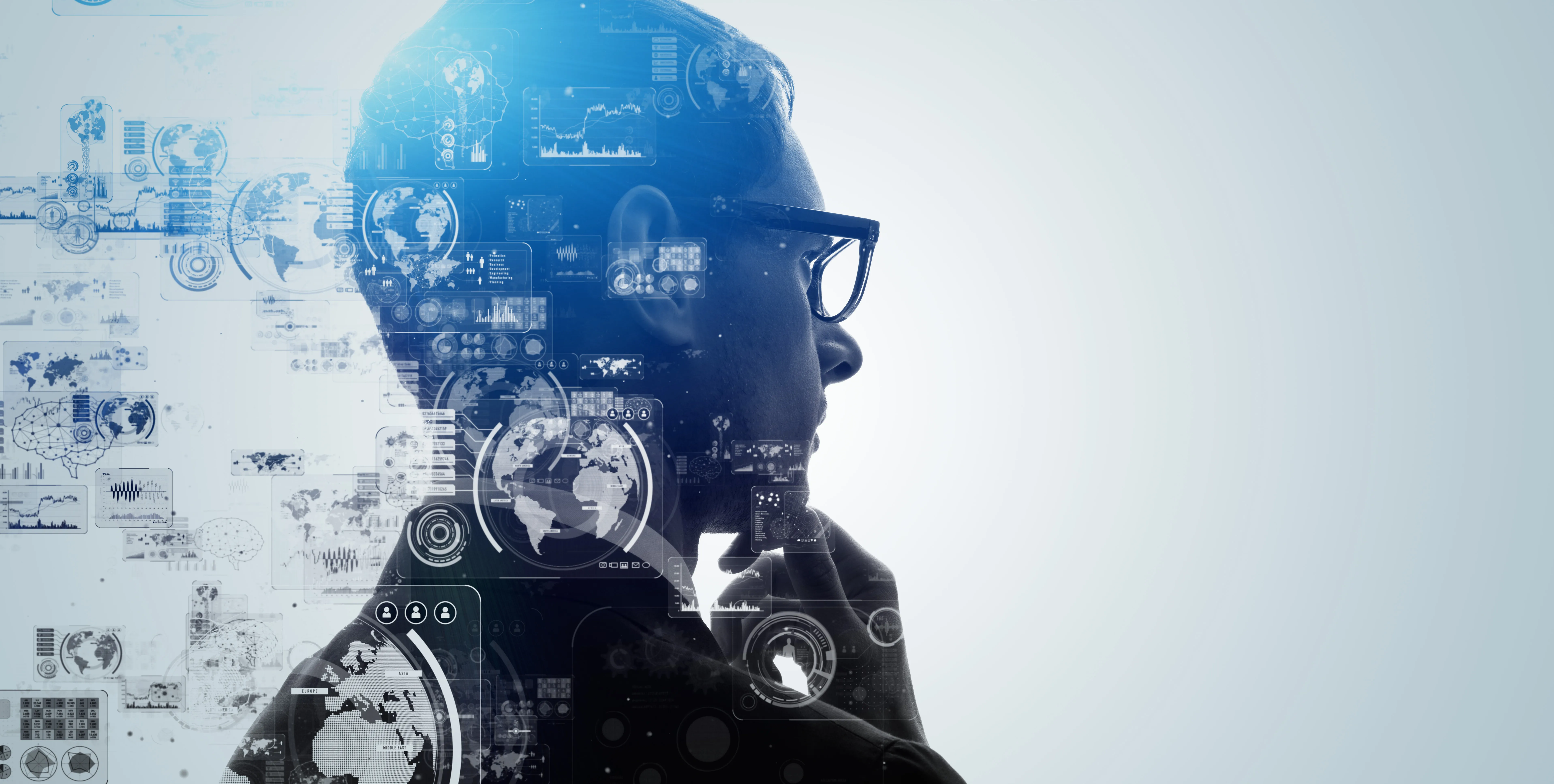 未来の技術やデータを見つめる人物のシルエットと情報グラフィックスの合成イメージ