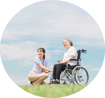 車椅子の高齢者と介護スタッフの対話